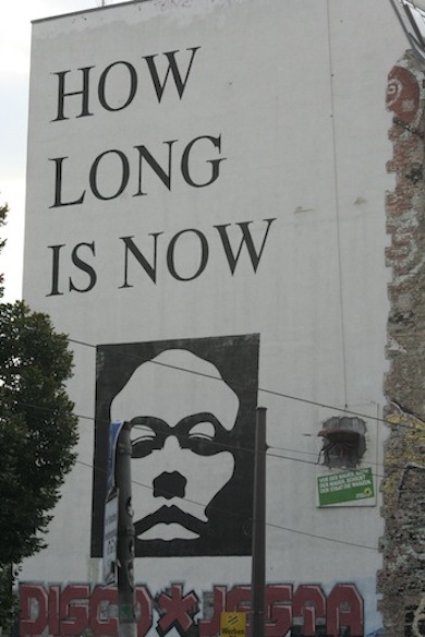 De tekst 'how long is now' staat geschreven op de zijkant van voormalig kunsthaus Tachelles. Vanwege de dreigende sluiting en de onzekere toekomst hebben kunstenaars de tekst op de zijkant van het gebouw geplaatst.