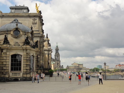 De promenade van Dresden langs de Elbe.