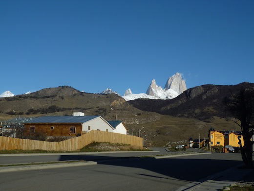 De wandelingen vertrekken uit El Chaltén, vanwaar je al zicht hebt op Cerro Fitzroy. 