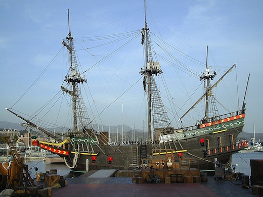 Een nagebouwd VOC-schip (foto)