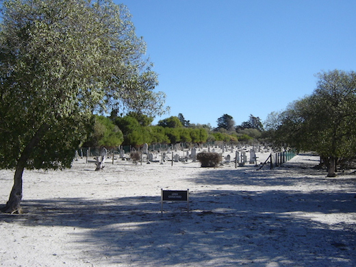 De begraafplaats van ex-werknemers op het gevangeniseiland.