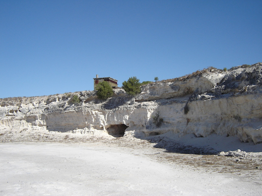 De kalkmijn, waar Mandela door het felle licht gezichtsverlies opliep.