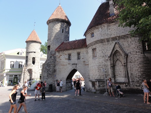 Eén van de vele poorten naar de oude binnenstad van Tallinn.