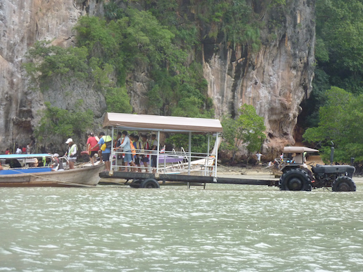 De 'tractorservice' op Railay.